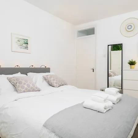 Lovely In Victoria Park Village Apartment *