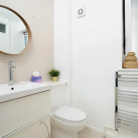Lovely In Victoria Park Village Apartment *