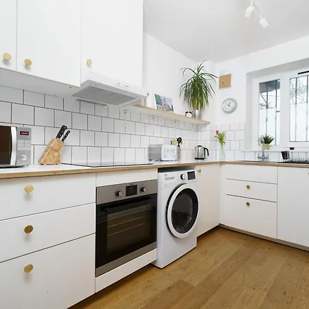 Apartment Lovely In Victoria Park Village London