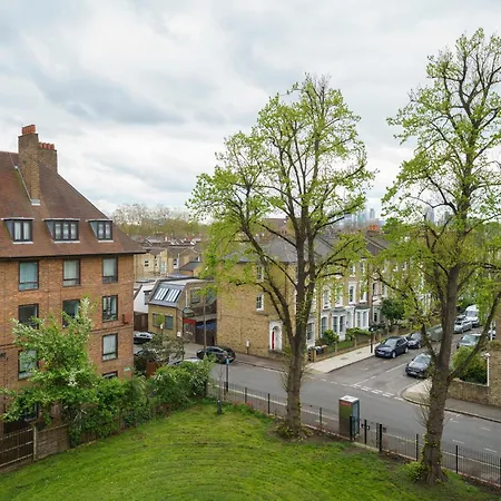 Lovely In Victoria Park Village