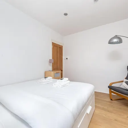 Chic Semi-detached House With A Private Garden, Se Holiday home