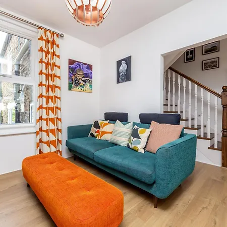 Chic Semi-detached House With A Private Garden, Se *