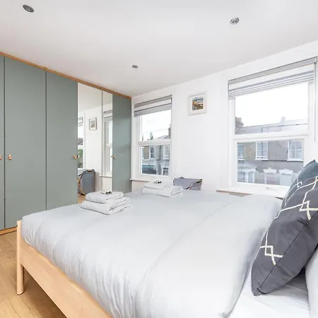 Chic Semi-detached House With A Private Garden, Se Holiday home *