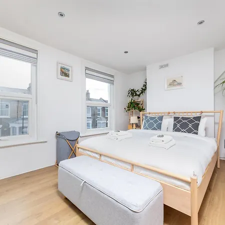 Chic Semi-detached House With A Private Garden, Se Holiday home *