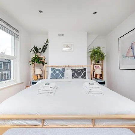 Chic Semi-detached House With A Private Garden, Se