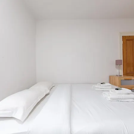 Chic Semi-detached House With A Private Garden, Se Holiday home *