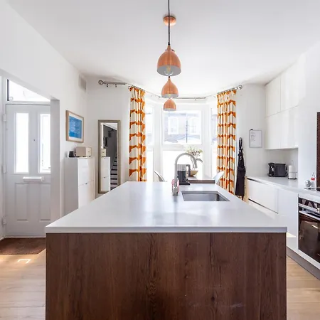 Chic Semi-detached House With A Private Garden, Se Holiday home London