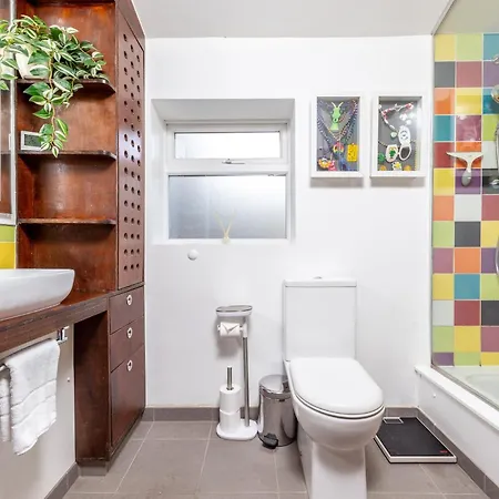 Chic Semi-detached House With A Private Garden, Se