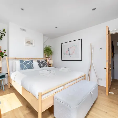 Chic Semi-detached House With A Private Garden, Se