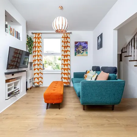 Chic Semi-detached House With A Private Garden, Se Holiday home London
