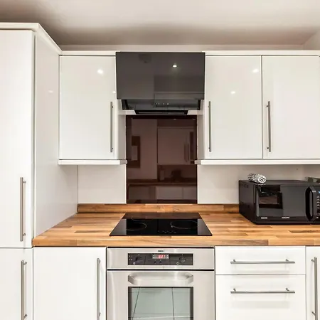 Spacious Ground Floor - Fab Location Apartment *