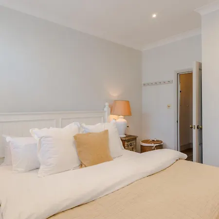 Bright De Beauvoir Pied A Terre Apartment