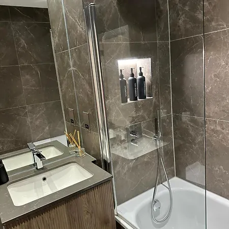 Richardson Deluxe - 3 Bed Apartment