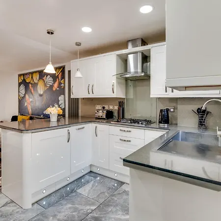 Livestay - Stylish 3-bed Gem In Trendy E1 Apartment