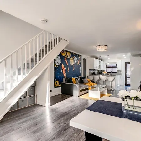 Livestay - Stylish 3-bed Gem In Trendy E1 Apartment London