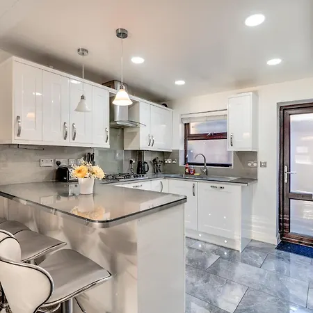 Livestay - Stylish 3-bed Gem In Trendy E1 Apartment