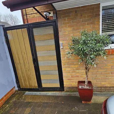 Entire 2 Bed Jasmine Fully Serviced Apartment *