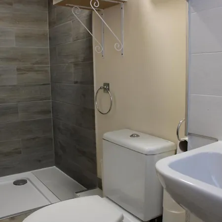 Impeccable Spacious 6-bed House In