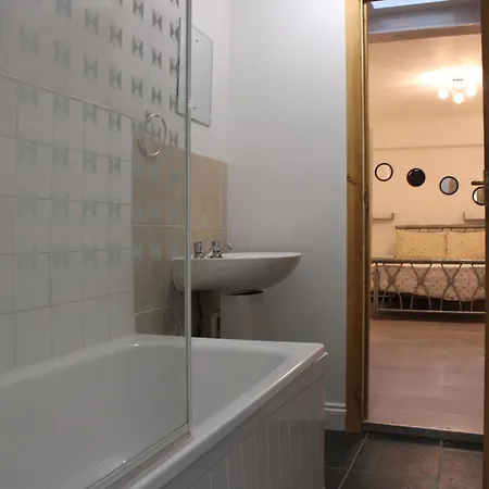 Impeccable Spacious 6-bed House In