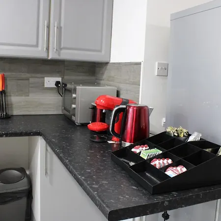 Impeccable Spacious 6-bed House In