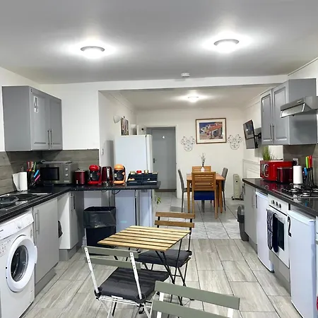 Impeccable Spacious 6-bed House In