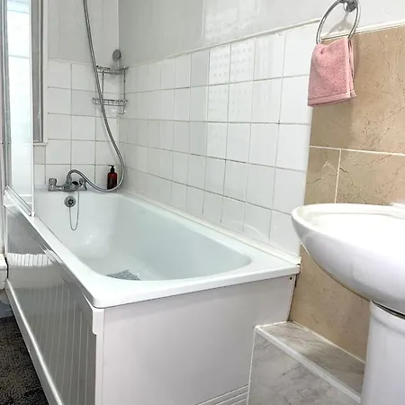 Holiday home Impeccable Spacious 6-bed House In Romford