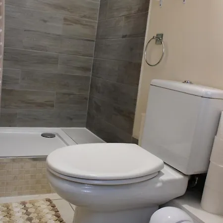 Impeccable Spacious 6-bed House In * Romford