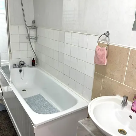 Holiday home Impeccable Spacious 6-bed House In Romford