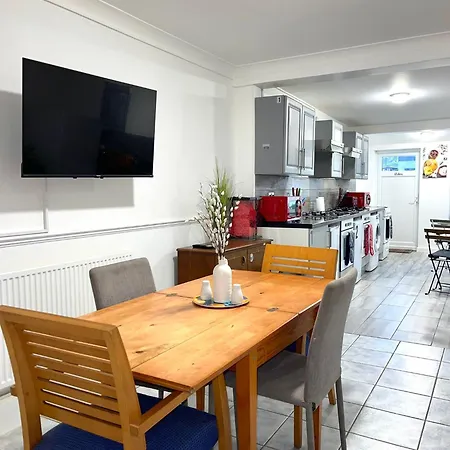 Impeccable Spacious 6-bed House In Romford
