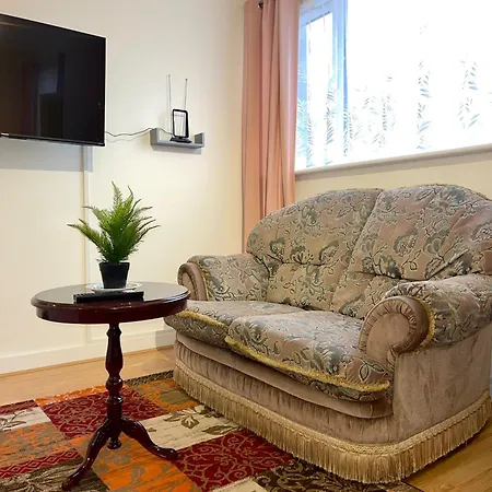 Impeccable Spacious 6-bed House In
