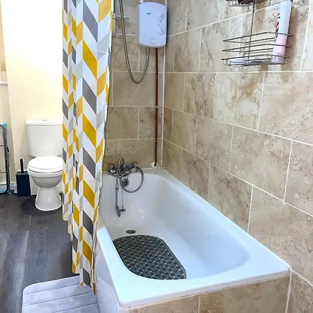 Impeccable Spacious 6-bed House In * Romford