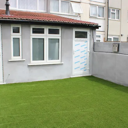 Impeccable Spacious 6-bed House In