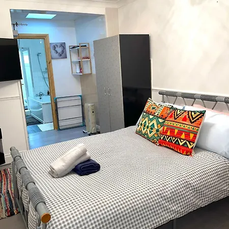 Holiday home Impeccable Spacious 6-bed House In *