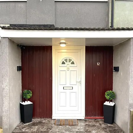 Impeccable Spacious 6-bed House In *