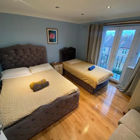 Three Bedroom Flat, Camborne Avenue W13 *