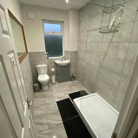 Three Bedroom Flat, Camborne Avenue W13 London