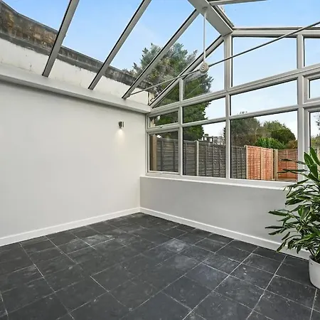 Entire 2 Bed Flat With Private Garden, Minutes Walk To Elizabeth Line Ealing
