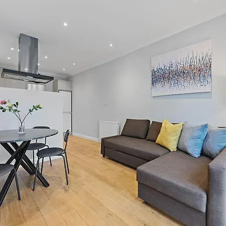 Apartment Entire 2 Bed Flat With Private Garden, Minutes Walk To Elizabeth Line