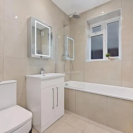 Entire 2 Bed Flat With Private Garden, Minutes Walk To Elizabeth Line Apartment Ealing
