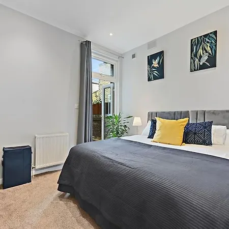 Apartment Entire 2 Bed Flat With Private Garden, Minutes Walk To Elizabeth Line Ealing