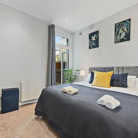 Entire 2 Bed Flat With Private Garden, Minutes Walk To Elizabeth Line * Ealing