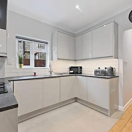 Entire 2 Bed Flat With Private Garden, Minutes Walk To Elizabeth Line Apartment Ealing