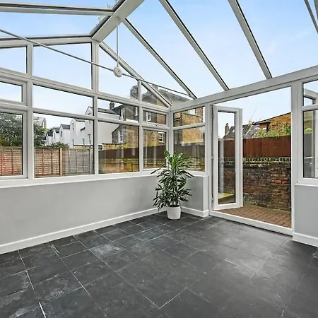 Entire 2 Bed Flat With Private Garden, Minutes Walk To Elizabeth Line * Ealing