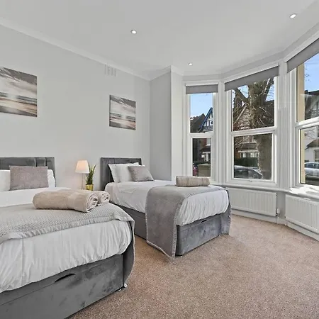 Entire 2 Bed Flat With Private Garden, Minutes Walk To Elizabeth Line Apartment *
