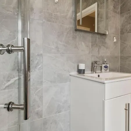 2 Bedroom Flat, Wembley Stadium Apartment London