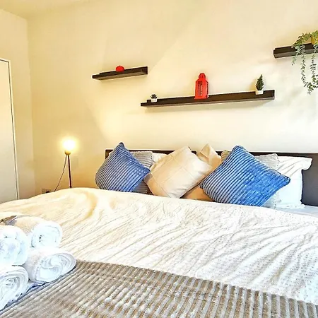 Stratford City - Luxe House With Garden Holiday home