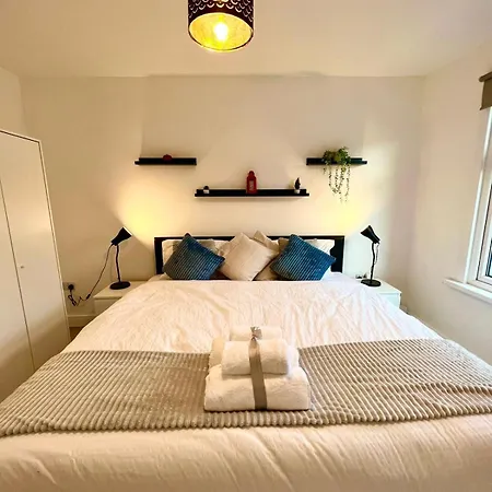 Stratford City - Luxe House With Garden Holiday home