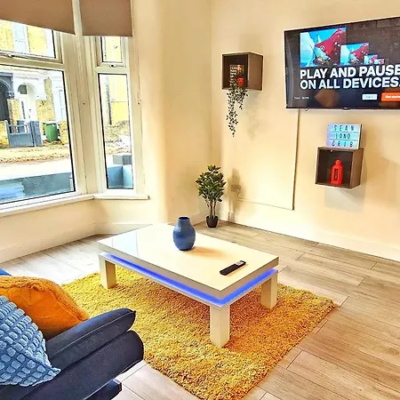 Stratford City - Luxe House With Garden Holiday home