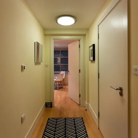 Apartment Modern In By River Thames London