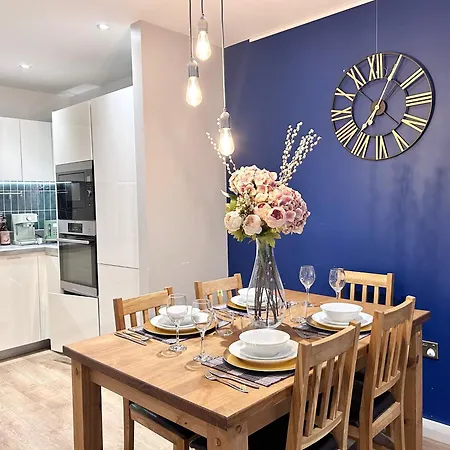 Canary Wharf, Sleeps 4, Fast Wifi, Gym, Prime Location Apartment
